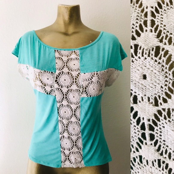 Beautiful Seafoam Top With Lace CROSS M - Picture 3 of 11